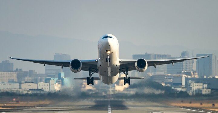 Los vuelos al exterior ahora hay que pagarlos con 65% de recargo y en una sola cuota, pero hay formas de abaratarlos. Foto: Shutterstock.