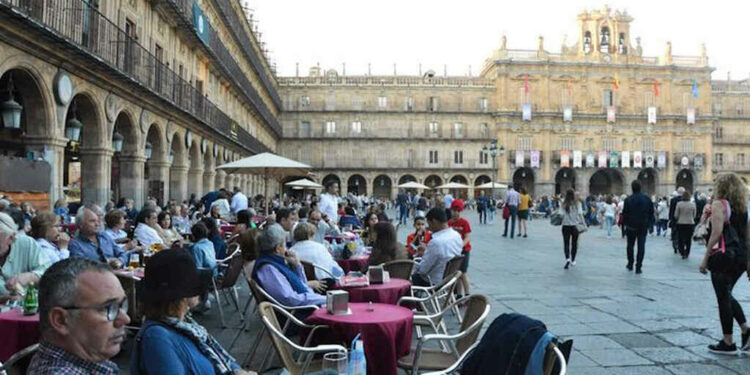 turistas plaza mayor salamanca