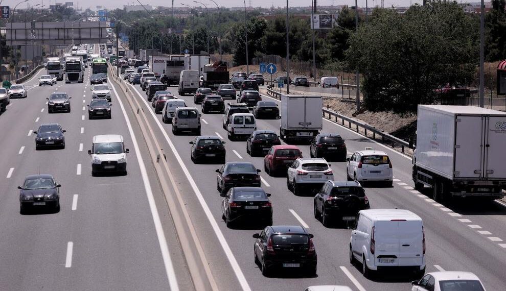 Archivo - Tráfico de coches en una autovía.