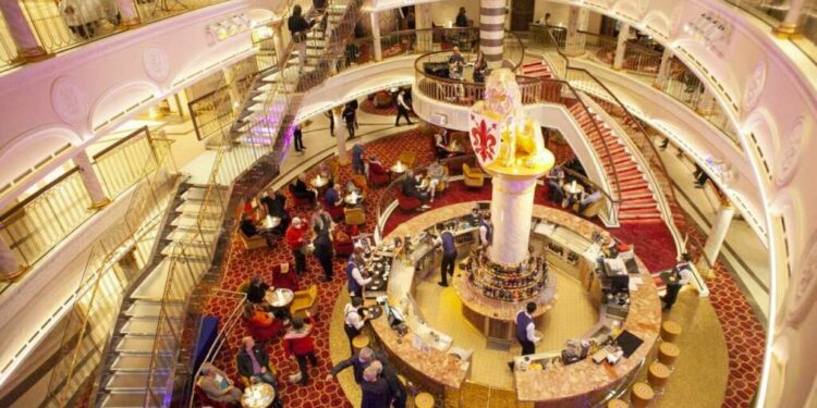 Acabo de llegar de un viaje en el crucero Costa Firenze y no me animo a pasar por la báscula. Durante tres días navegué en este barco, uno de los más grandes de Costa Cruceros, que despliega nada menos que 13 restaurantes y ocho bares; cada uno con una experiencia gastronómica diferente, donde el concepto de frugalidad no existe y en que se pueden descubrir gustos y aromas de diferentes culturas con solo dar unos pasos.