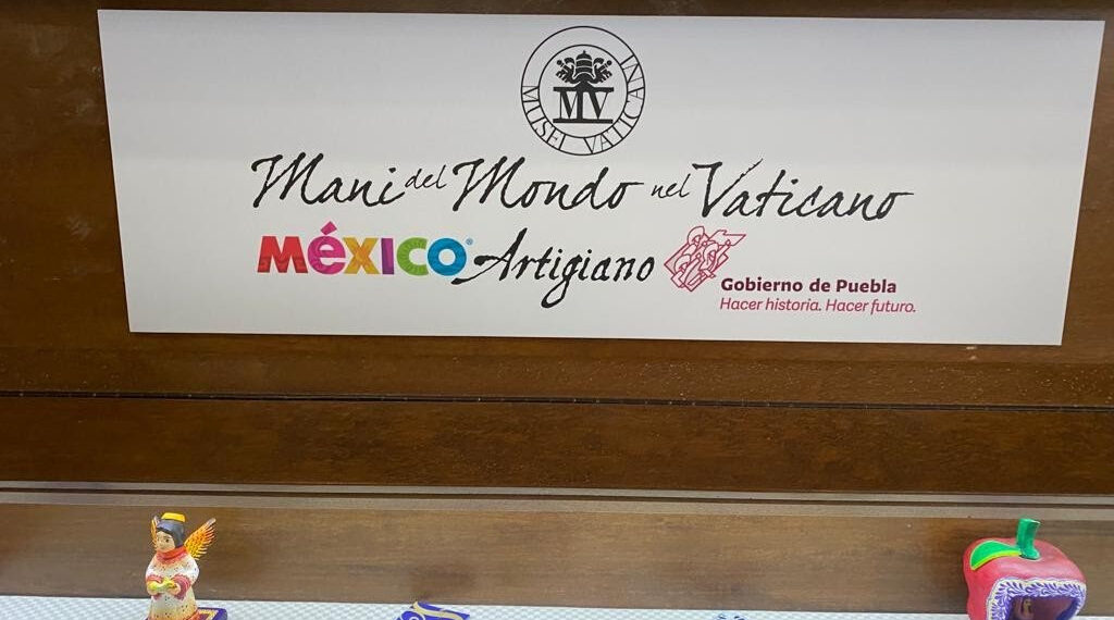 Recibe el Papa Francisco artesanías de Puebla
