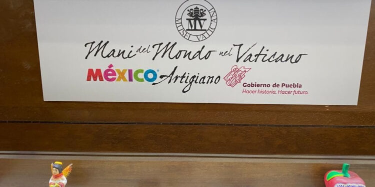 Recibe el Papa Francisco artesanías de Puebla