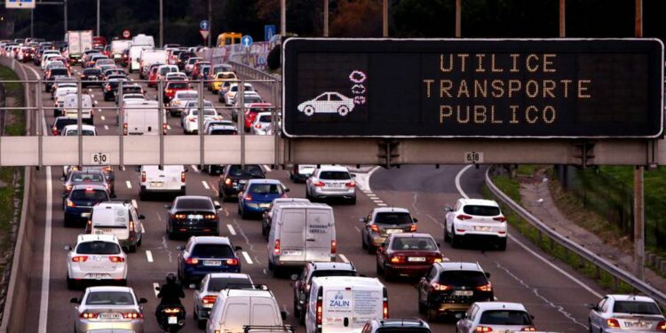 ¿Cómo ha cambiado la movilidad en Madrid? Un millón de viajes menos en transporte y coches como antes | Madrid