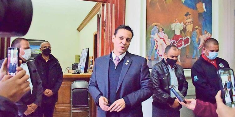 ‘Deben investigar viajes de exrector’
