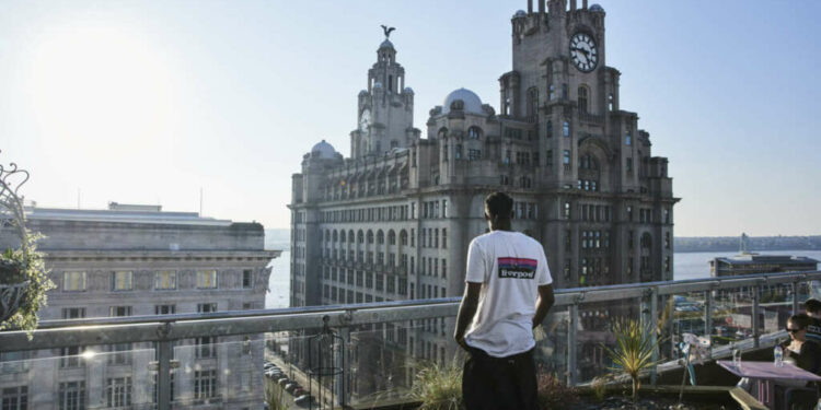 Liverpool retratada como Gotham en la última entrega de Batman, Birmingham como escenario de la sexta y última entrega de Peaky Blinders, Bath como marco de las intrigas de Los Bridgerton o los menhires, castillos enigmáticos y espectaculares paisajes de Escocia en Outlander son algunos de los destinos que podremos visitar este año a través de un buen puñado de películas y series que tienen diferentes rincones de Gran Bretaña entre sus localizaciones.