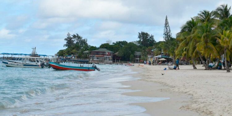 Medio especializado en turismo resalta las 5 mejores islas para visitar en Honduras