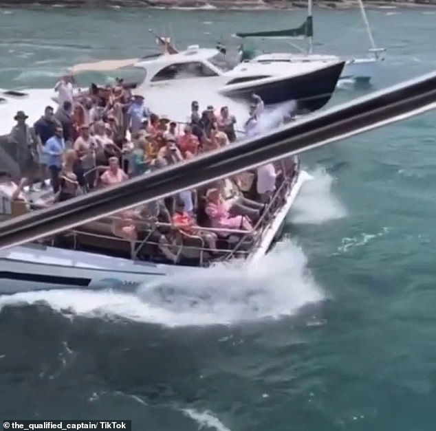 La proa repleta del barco Morpheus Cruises se muestra 'cayendo en picada' hacia el puerto