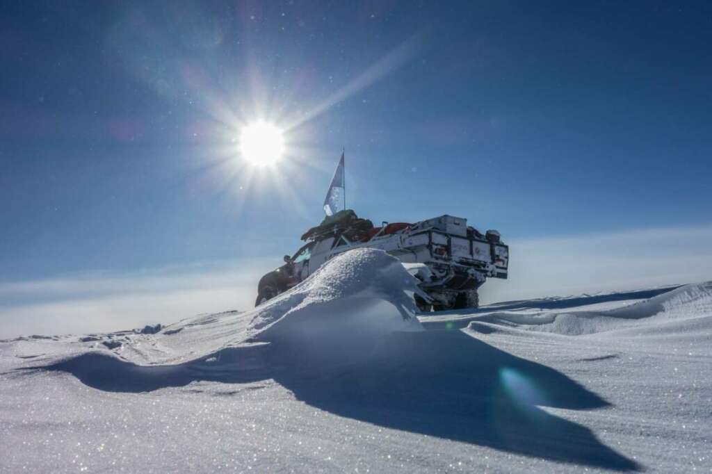 Hay magnates que invierten buena parte de su fortuna en viajar al espacio exterior o en dar la vuelta al mundo en cruceros y aviones; pero aquellos con alma de aventurero pueden animarse al viaje a uno de los confines más remotos del Ártico: la franja norte de Groenlandia.