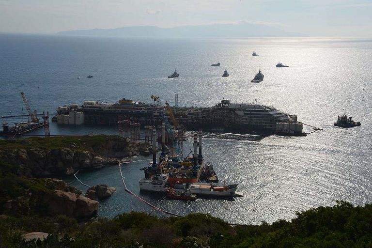 El Costa Concordia volvió a flotar por primera vez, dos años después de su naufragio