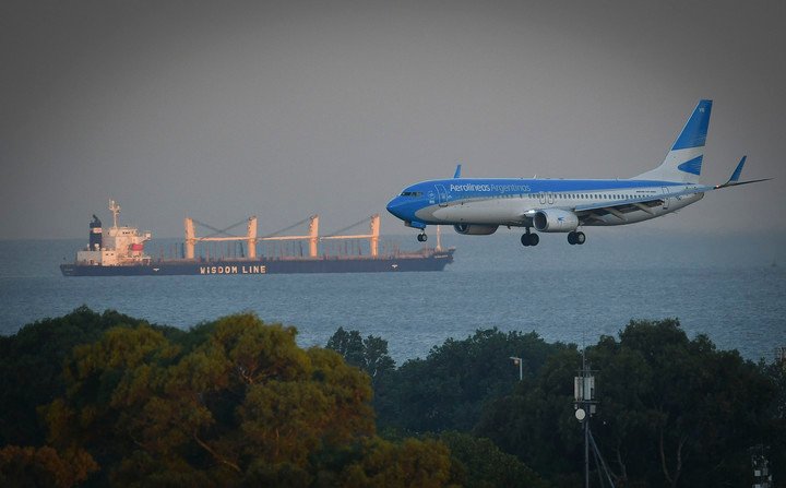 Un Boeing 737 de Aerolíneas Argentinas bajando en Aeroparque. Foto Federico López Claro