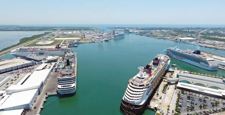 Reportan un tripulante fallecido en crucero atracado en Port Canaveral