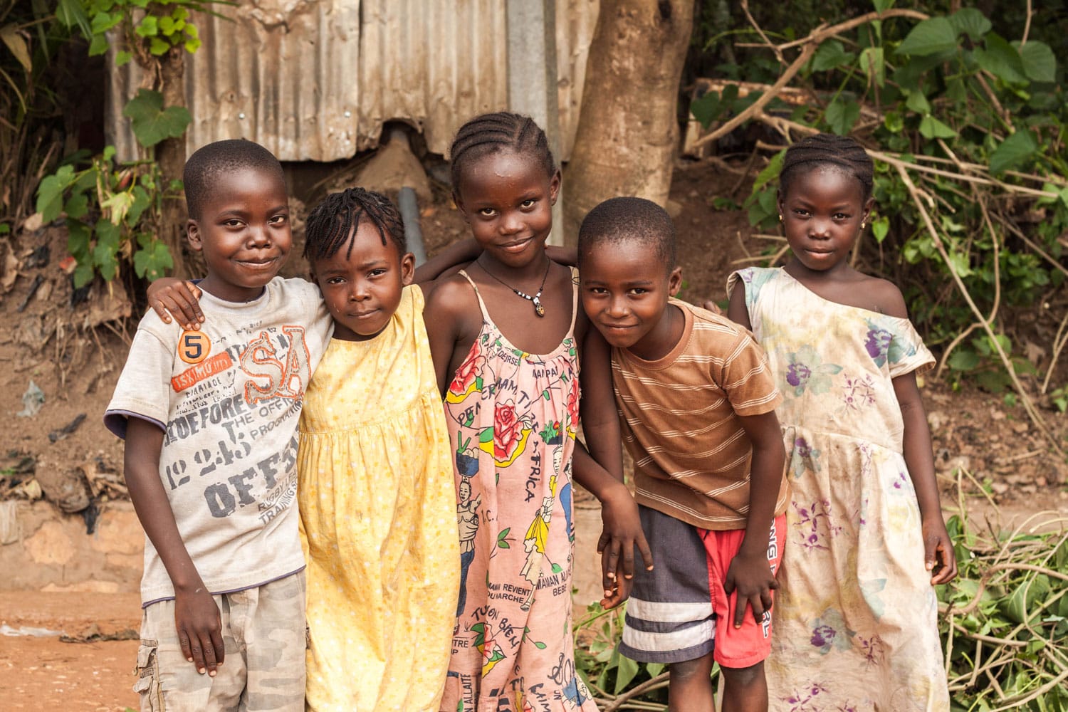 niños y niñas posando en las calles de Bangui en Bangui, República Centroafricana