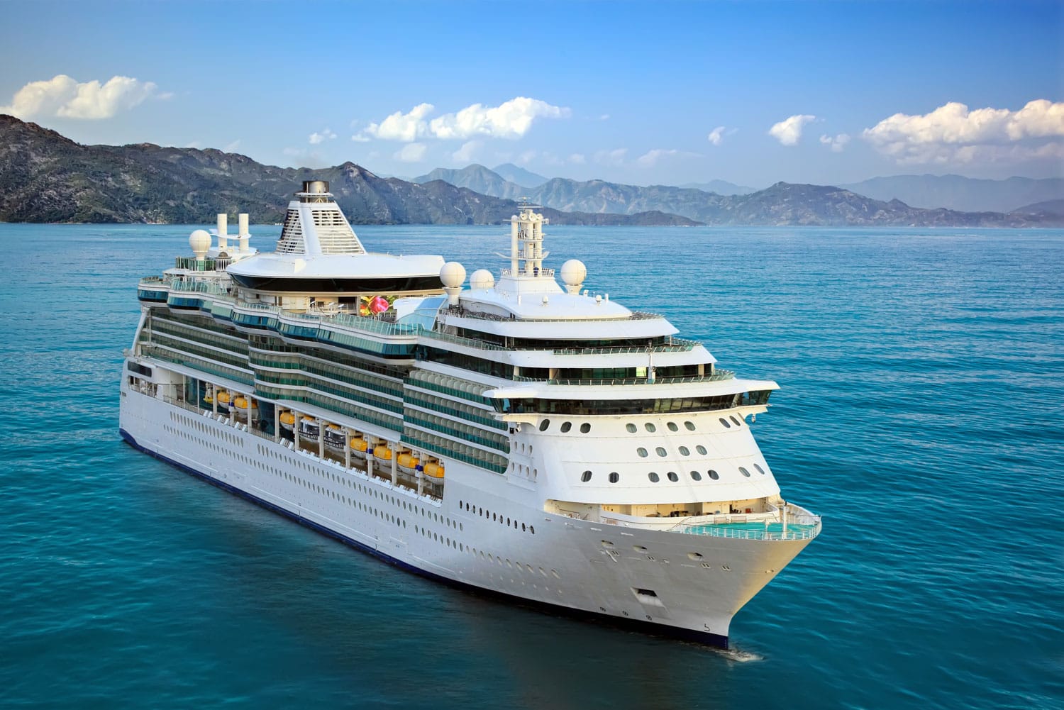 Crucero navegando desde un puerto