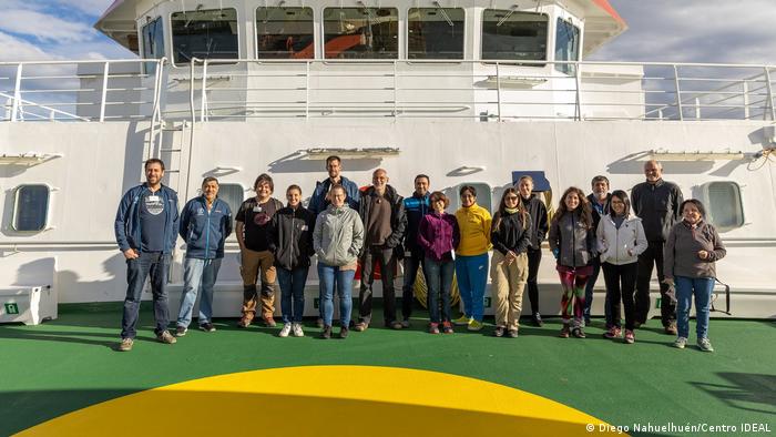 Grupo de investigadores en la cubierta del buque de investigación alemán Meteor, en el sur de la Patagonia.