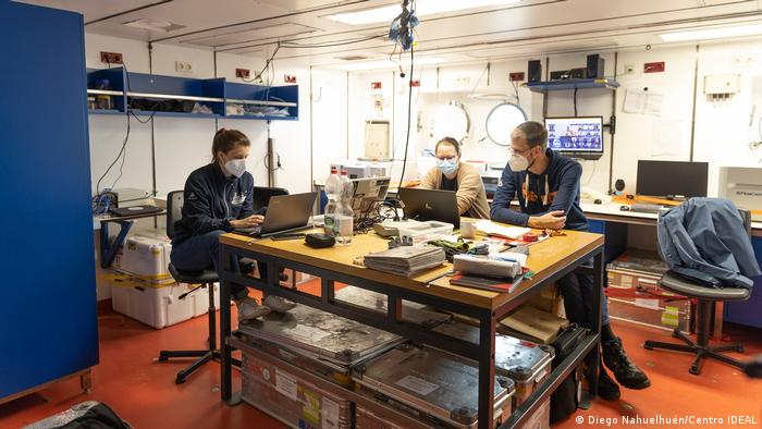 Tres investigadores del equipo alemán, sentados en el interior del barco Meteor.