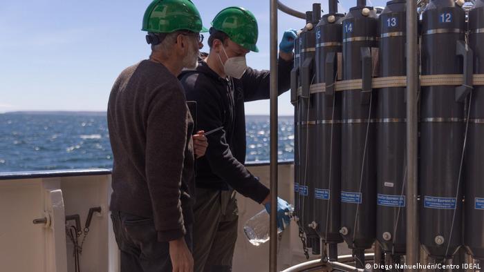 Bernd Krock y Ricardo Giesecke revisando equipo en la cubierta del buque de investigación alemán Meteor, en el sur de la Patagonia.