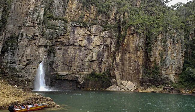 5 personas mueren al romperse un acantilado en un bote en un lago en Brasil