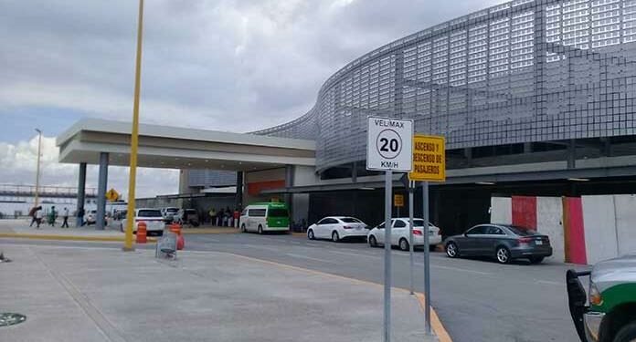 Aeropuerto Ponciano Arriaga cancela tres vuelos por Covid