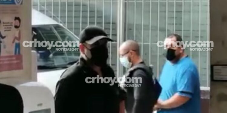 Afectados increpan a sospechoso de estafar con viajes, sujeto pasará 3 meses en prisión
