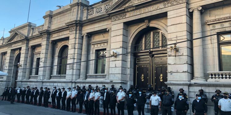 Agentes de la PNC resguardan los alrededores del Congreso de la República