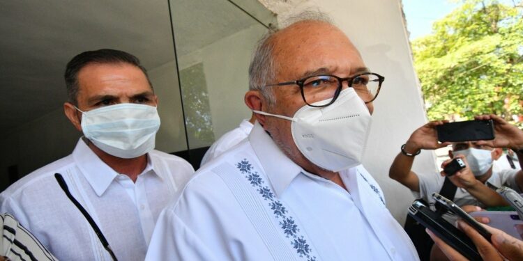 Alcalde de Mazatlán se niega a reasignar partida de viajes