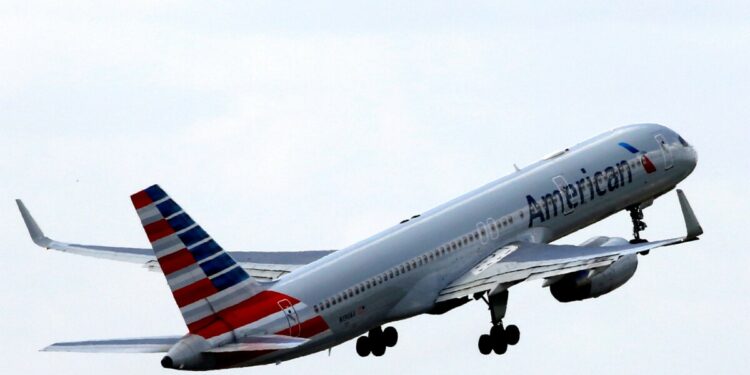 American Airlines reduce pérdidas por demanda de viajes en vacaciones