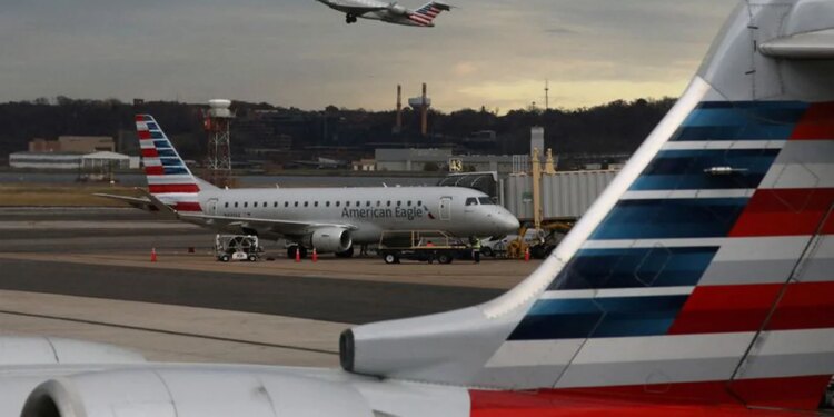 American Airlines reduce pérdidas por la fuerte demanda de viajes en vacaciones