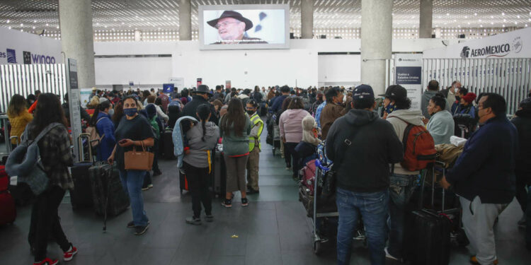Ante retrasos, AICM pide a viajeros atender indicaciones de aerolíneas