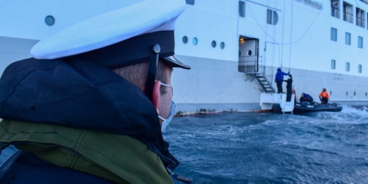 Armada chilena evacúa a pasajera de crucero que sufrió una fractura