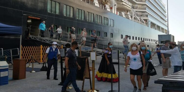 Arranca con fuerza la temporada de cruceros, esta madrugada arribaron 1.270 turistas a Puntarenas