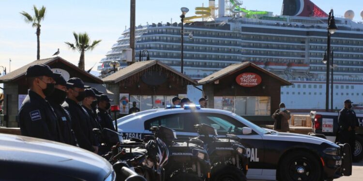 Arribó a Ensenada crucero con 93 positivos de COVID-19; no se permitió descender