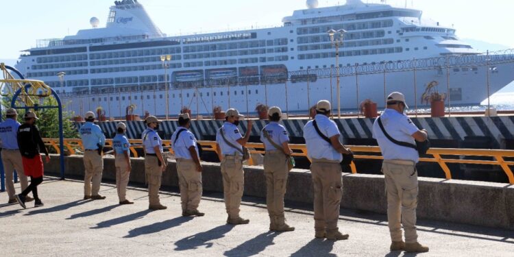 Arribó al puerto el crucero Seven Seas Mariner