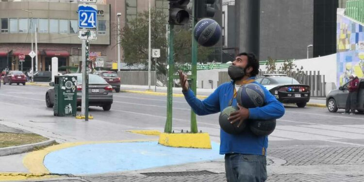Así se gana la vida malabarista de crucero en Monterrey