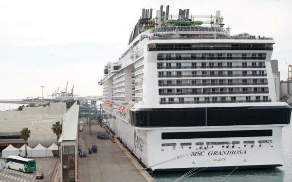 Atraca en Barcelona un crucero de MSC con varios positivos a bordo