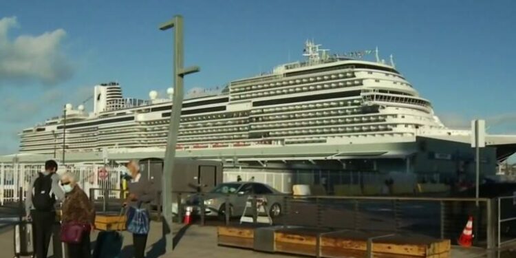 Atrapados miles de pasajeros en medio del Caribe al cancelarse su travesía debido al COVID-19