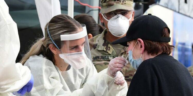 Aunque la variante ómicron sea menos severa "sí debemos seguir preocupados" del COVID-19