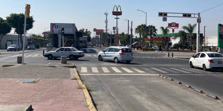 Automovilistas no respetan señalamientos en crucero en Calzada Independencia y Periférico