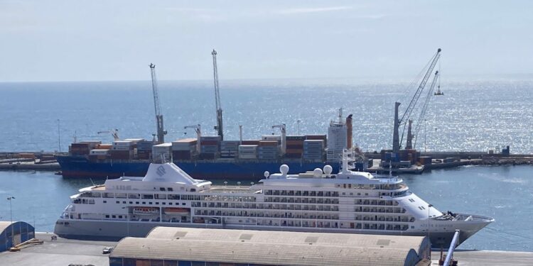 Autoridad Sanitaria restringe desembarco de turistas desde cruceros Silver Whisper en Antofagasta