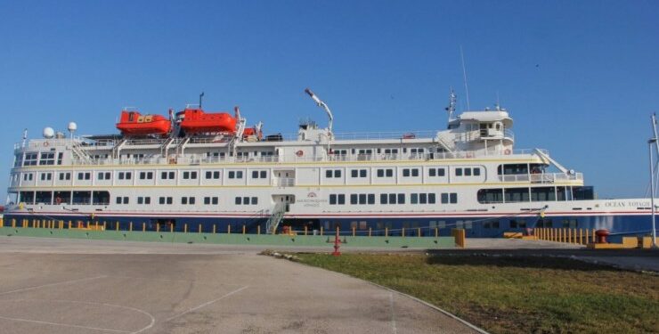 Autoridades dan bienvenida oficial al Ocean Voyager, en Progreso