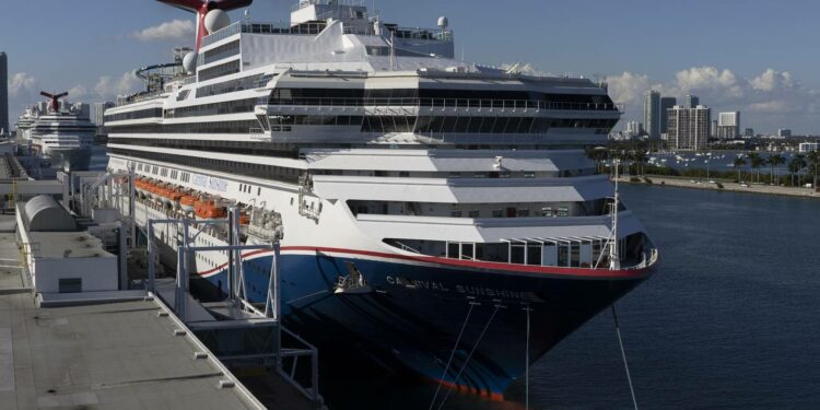 Autoridades de India impiden desembarco de crucero por brote de covid-19