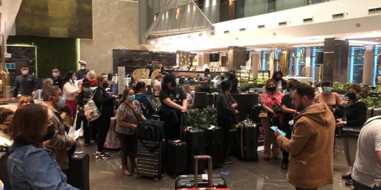 Ayudas del gobierno salvan a agencia de viajes enfocada en los latinos