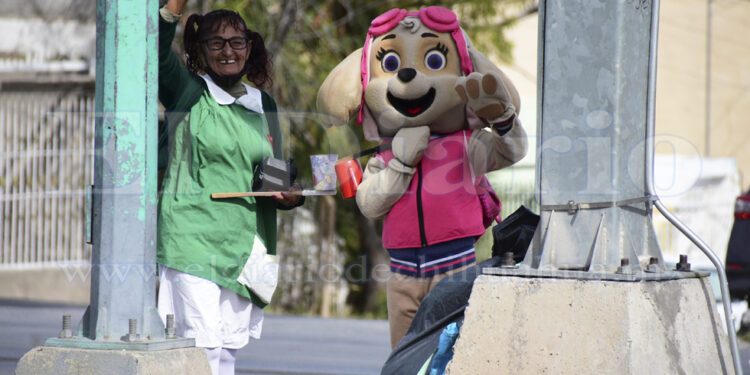 Bailan en los cruceros para salir adelante
