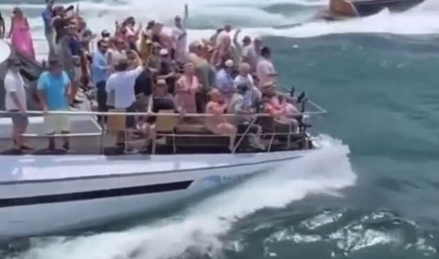 El video del barco Morpheus Cruises en el Boxing Day, tan abrumado por una cubierta repleta que su proa se hunde en el agua mientras la popa está afuera, se volvió viral en TikTok con más de un millón de visitas.