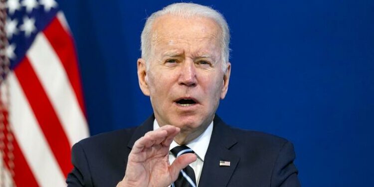 Biden enviará personal médico militar a hospitales desbordados por casos de COVID-19 en seis estados