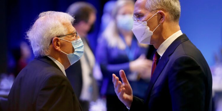 Borrell habla con Stoltenberg sobre Rusia antes de viajar a Ucrania
