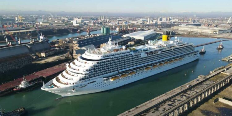 El buque Costa Firenze, de Costa Cruceros, amarrado en un puerto