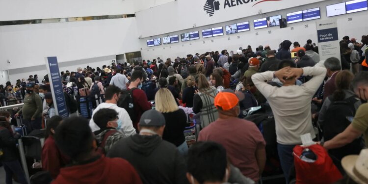 COVID-19: Sigue el caos en el AICM por cancelación y retrasos de vuelos de Aeromexico