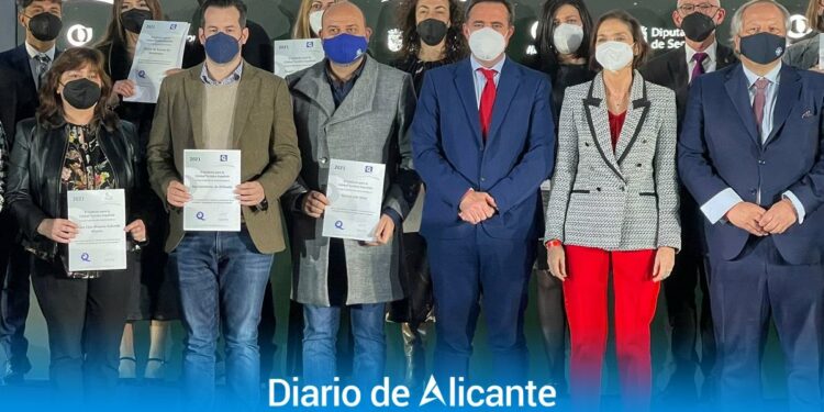 Calidad Turística Española reconoce a las playas oriolanas en la noche Q