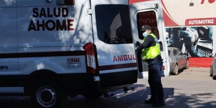Camioneta arrolla a ciclista en un crucero de Los Mochis