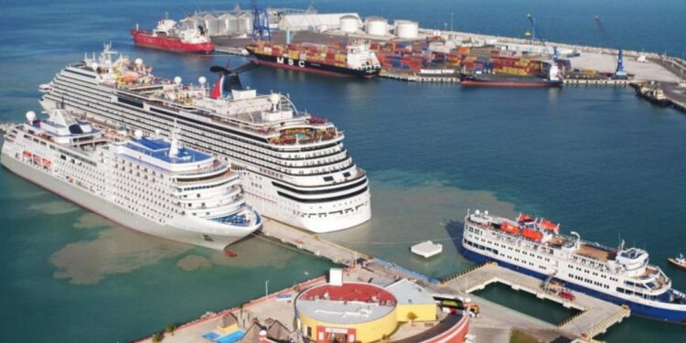 Casa llena con tres cruceros en Progreso